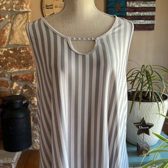 WOMENS VICTORIA Sleeveless Keyhole Top Size 3X Gray and White Stripes - Picture 8 of 8